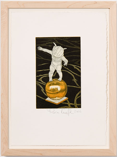 Knabenfigur auf einer goldenen Kugel