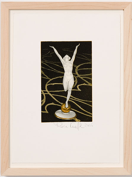 Frauenfigur auf einer goldenen Kugel