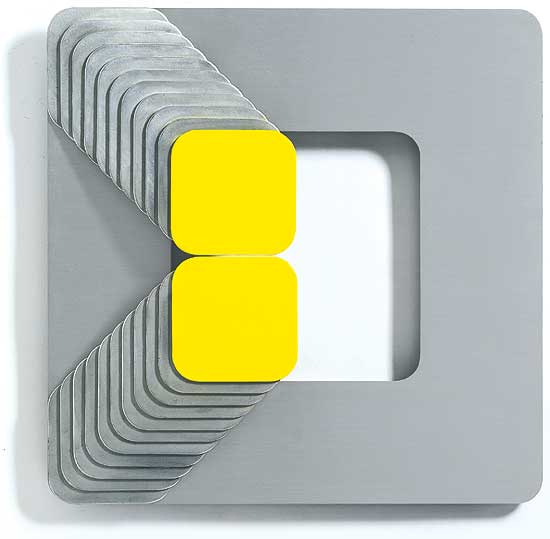 quadratisches Objekt in Aluminium und gelb