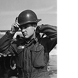 Elvis Presley mit Soldatenhelm