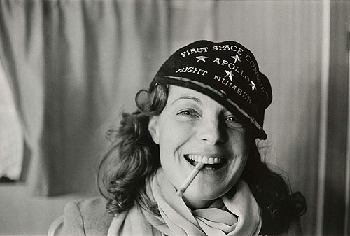 Romy Schneider mit Kappe und Zigarette